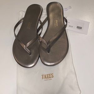 NEVER BEEN WORN tkees